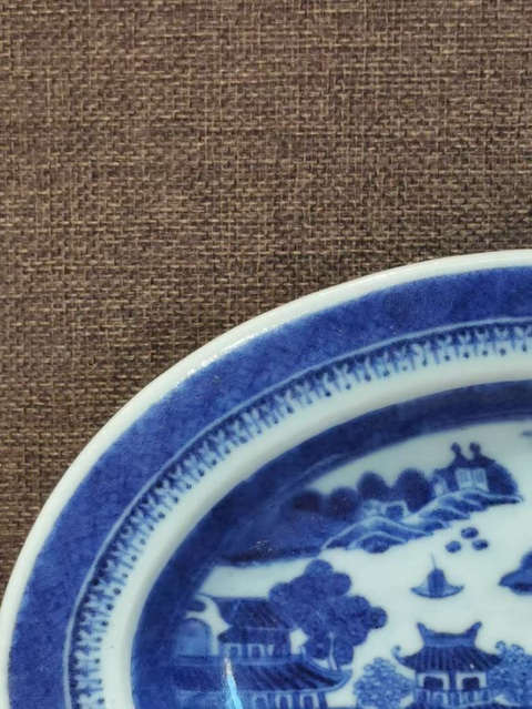 古玩陶瓷樓臺亭閣山水紋青花盤真品鑒賞圖