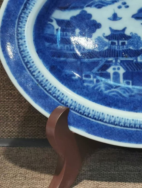 古玩陶瓷樓臺亭閣山水紋青花盤真品鑒賞圖