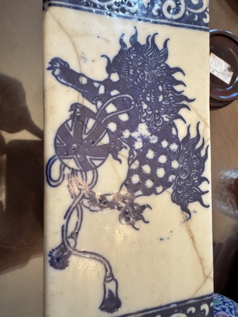 古玩陶瓷青花獅紋脈枕真品鑒賞圖