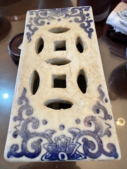 古玩陶瓷青花獅紋脈枕真品鑒賞圖