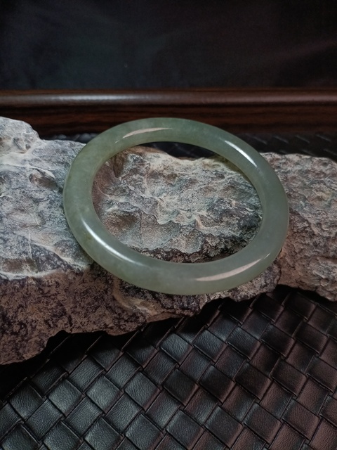 古玩玉器漂亮的清代天然冰糯翡翠手鐲拍賣，當前價格11000元