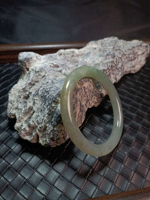 古玩玉器漂亮的清代天然冰糯翡翠手鐲拍賣，當前價格11000元