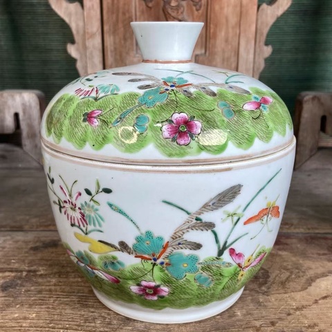 古玩陶瓷花蝶紋粉彩蓋缸真品鑒賞圖