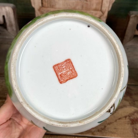 古玩陶瓷花蝶紋粉彩蓋缸真品鑒賞圖