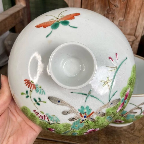 古玩陶瓷花蝶紋粉彩蓋缸真品鑒賞圖
