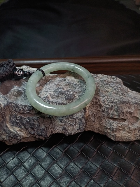 古玩玉器（一口價放漏）清代天然翡翠“素紋環(huán)”拍賣，當前價格1500元