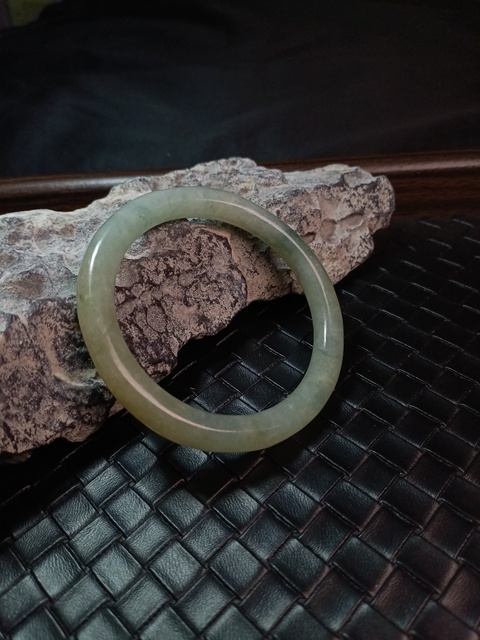 古玩玉器清代淺黃翡飄藍(lán)花天然翡翠手鐲拍賣,當(dāng)前價(jià)格11000元