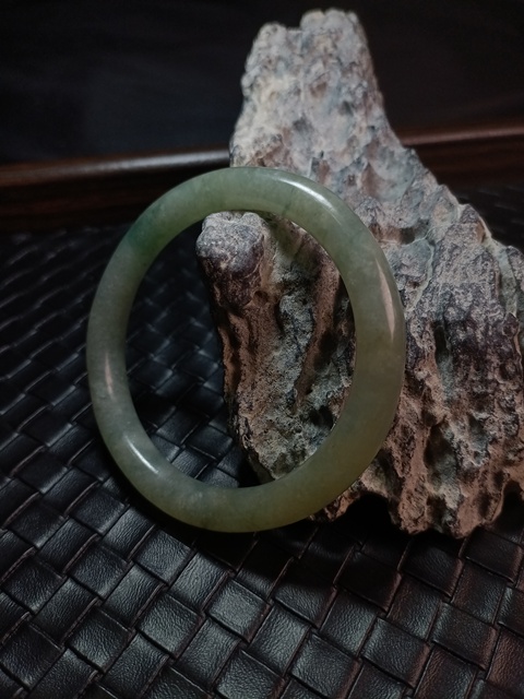 古玩玉器清代淺黃翡飄藍(lán)花天然翡翠手鐲拍賣,當(dāng)前價(jià)格11000元