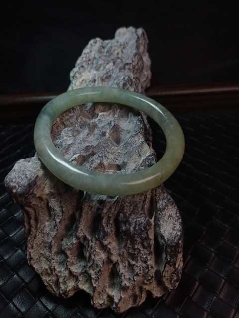 古玩玉器清代淺黃翡飄藍(lán)花天然翡翠手鐲拍賣,當(dāng)前價(jià)格11000元
