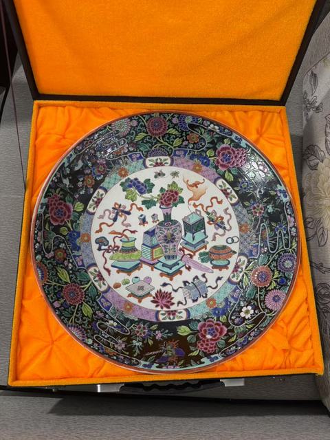 古玩陶瓷墨地粉彩博古花卉雙底大盤真品鑒賞圖