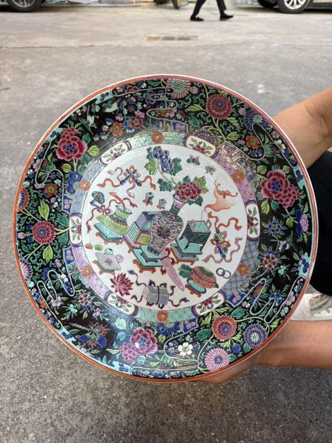 古玩陶瓷墨地粉彩博古花卉雙底大盤真品鑒賞圖