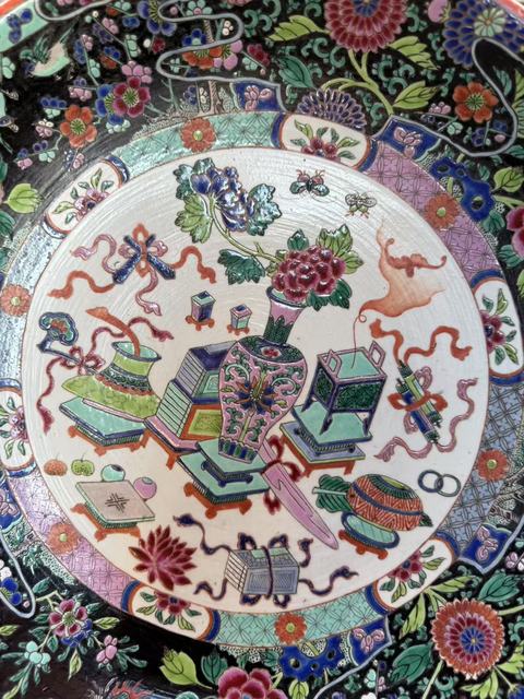 古玩陶瓷墨地粉彩博古花卉雙底大盤真品鑒賞圖