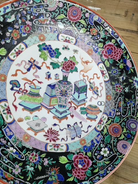 古玩陶瓷墨地粉彩博古花卉雙底大盤真品鑒賞圖
