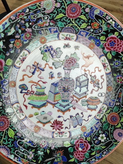 古玩陶瓷墨地粉彩博古花卉雙底大盤真品鑒賞圖