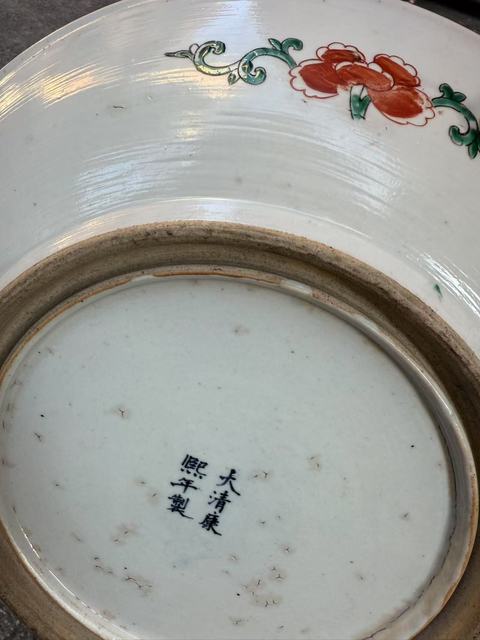 古玩陶瓷墨地粉彩博古花卉雙底大盤真品鑒賞圖