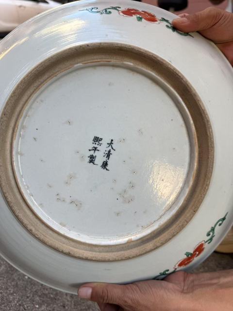 古玩陶瓷墨地粉彩博古花卉雙底大盤真品鑒賞圖