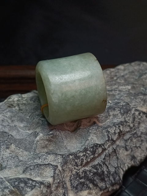 古玩玉器（一口價放漏）清代翡翠雕“素紋扳指”拍賣，當前價格2800元