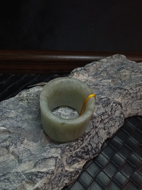 古玩玉器（一口價放漏）清代翡翠雕“素紋扳指”拍賣，當前價格2800元