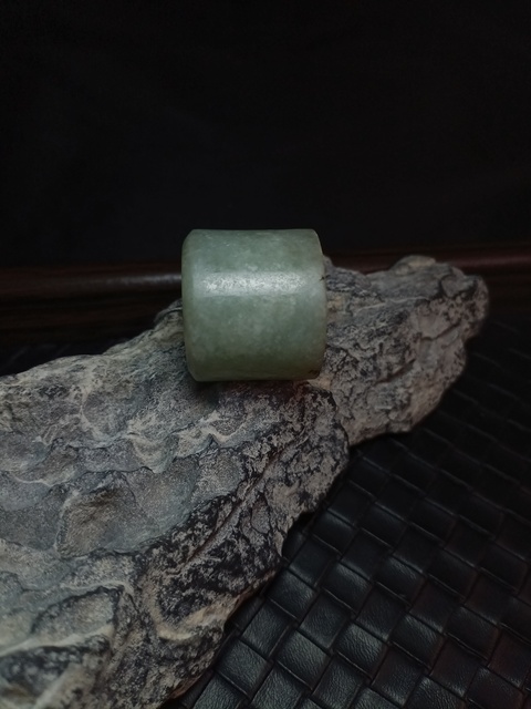 古玩玉器（一口價放漏）清代翡翠雕“素紋扳指”拍賣，當前價格2800元