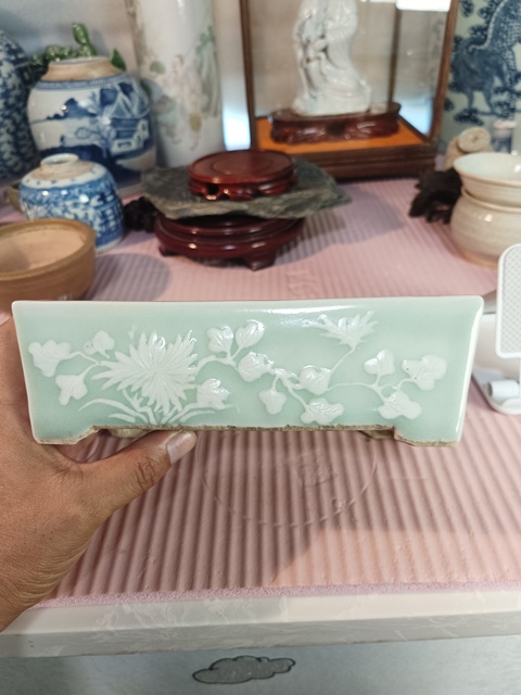 古玩陶瓷豆青釉堆白花卉紋四方花盆真品鑒賞圖
