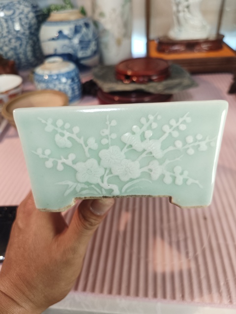 古玩陶瓷豆青釉堆白花卉紋四方花盆真品鑒賞圖