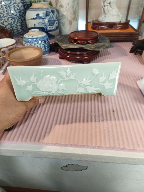 古玩陶瓷豆青釉堆白花卉紋四方花盆真品鑒賞圖