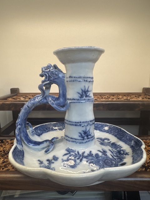 古玩陶瓷清乾隆·青花花卉紋堆塑螭龍柄燭臺拍賣，當前價格12800元