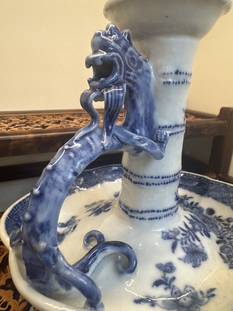 古玩陶瓷清乾隆·青花花卉紋堆塑螭龍柄燭臺拍賣，當前價格12800元