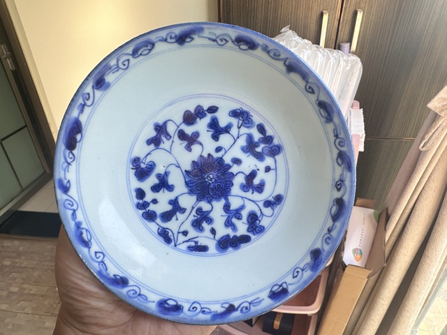 古玩陶瓷花卉紋青花盤真品鑒賞圖