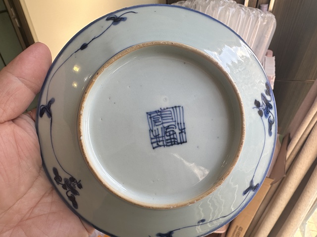 古玩陶瓷花卉紋青花盤真品鑒賞圖
