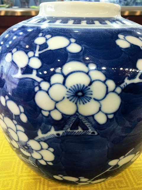 古玩陶瓷青花留白冰梅紋罐真品鑒賞圖