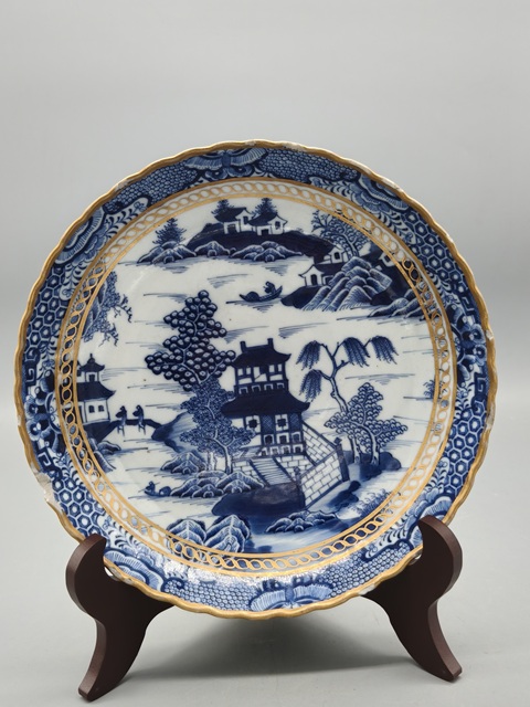 古玩陶瓷樓臺亭閣山水紋青花盤真品鑒賞圖
