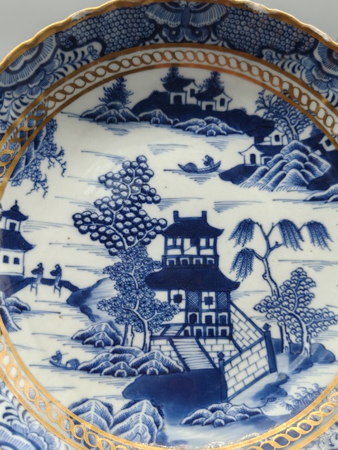 古玩陶瓷樓臺亭閣山水紋青花盤真品鑒賞圖