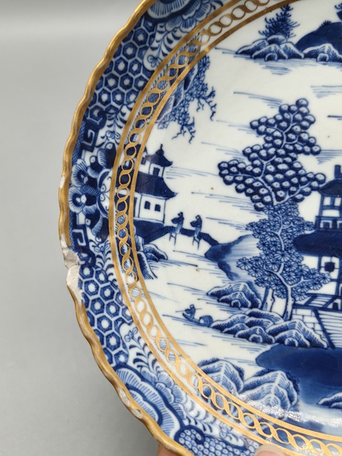 古玩陶瓷樓臺亭閣山水紋青花盤真品鑒賞圖