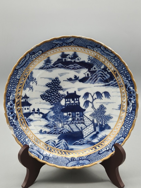 古玩陶瓷樓臺亭閣山水紋青花盤真品鑒賞圖