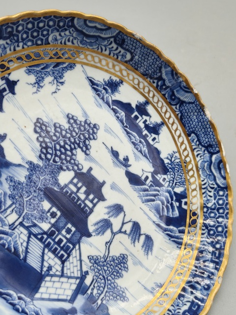 古玩陶瓷樓臺亭閣山水紋青花盤真品鑒賞圖