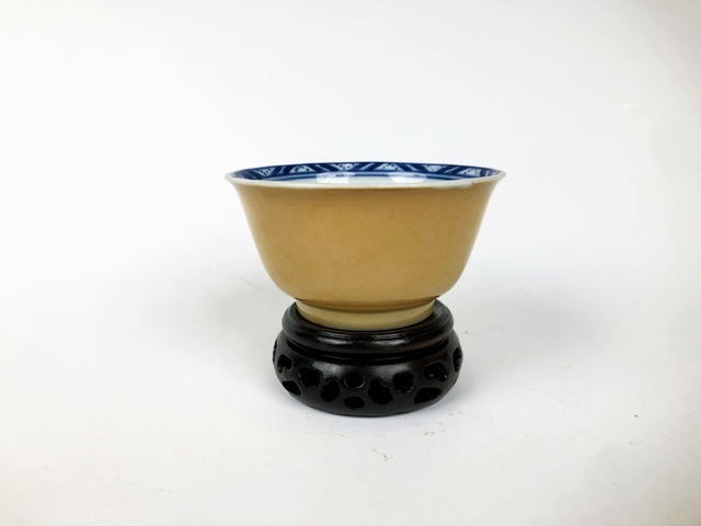 古玩陶瓷清康熙·米黃釉內青花茶圓拍賣,當前價格99元