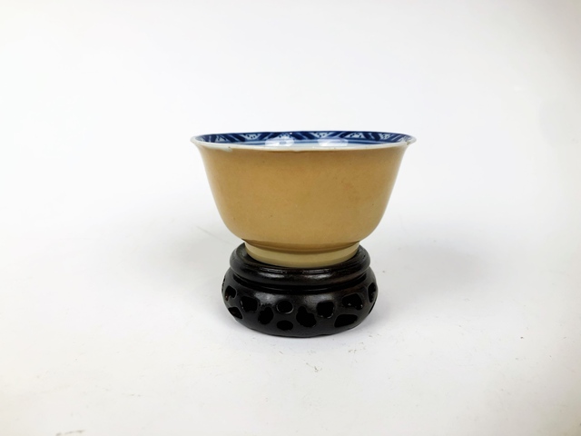 古玩陶瓷清康熙·米黃釉內青花茶圓拍賣,當前價格99元