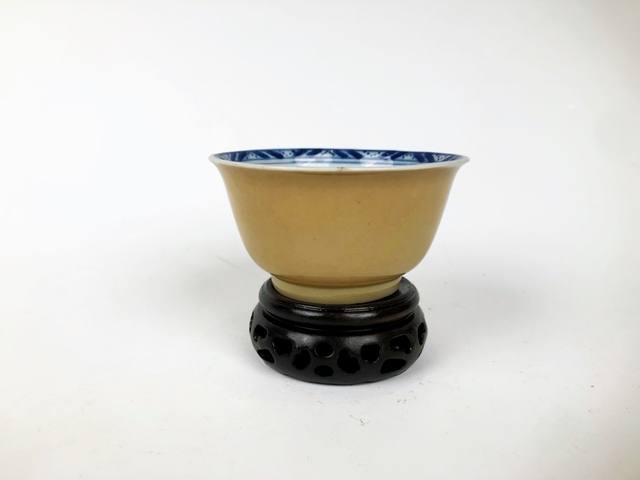古玩陶瓷清康熙·米黃釉內青花茶圓拍賣,當前價格99元