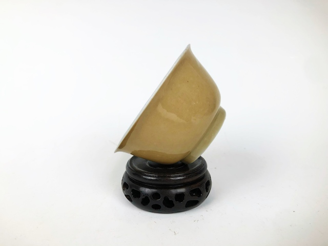 古玩陶瓷清康熙·米黃釉內青花茶圓拍賣,當前價格99元