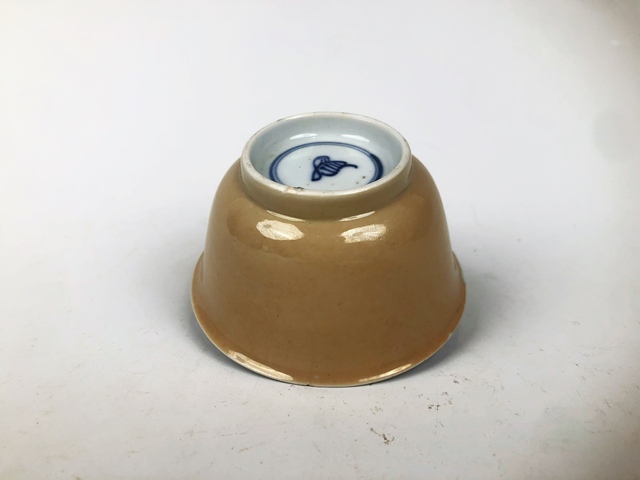 古玩陶瓷清康熙·米黃釉內青花茶圓拍賣,當前價格99元