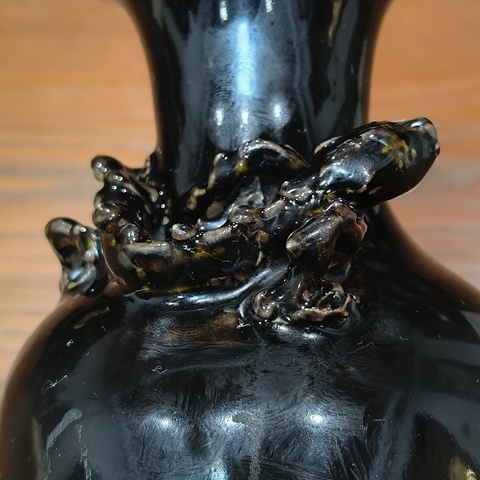 古玩陶瓷烏金釉貼塑瓶真品鑒賞圖