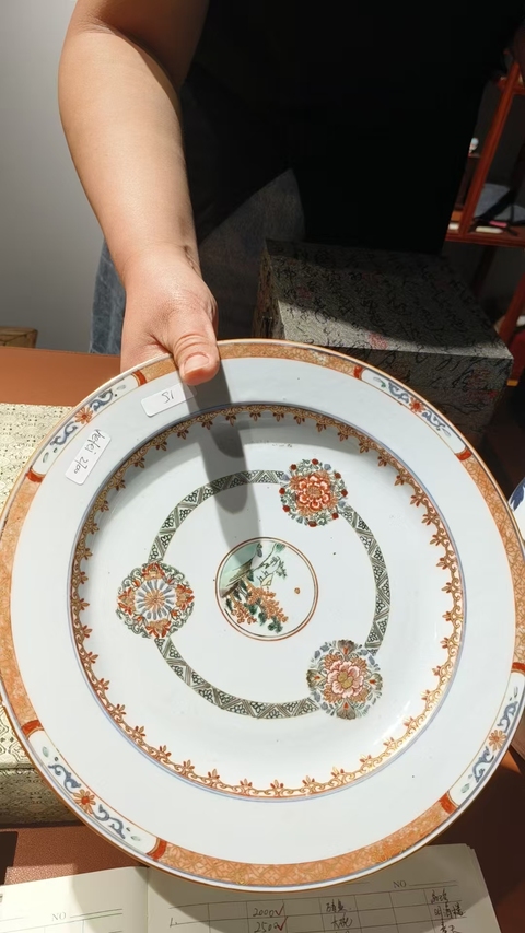 古玩陶瓷五彩皮球花卉山水紋盤真品鑒賞圖