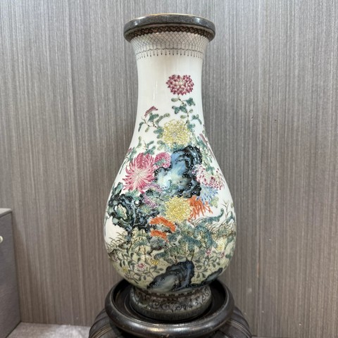 古玩陶瓷粉彩洞石花卉紋琵琶尊真品鑒賞圖