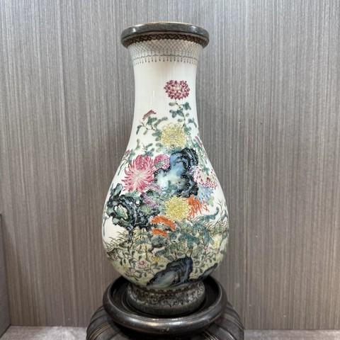 古玩陶瓷粉彩洞石花卉紋琵琶尊真品鑒賞圖