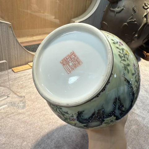 古玩陶瓷粉彩洞石花卉紋琵琶尊真品鑒賞圖