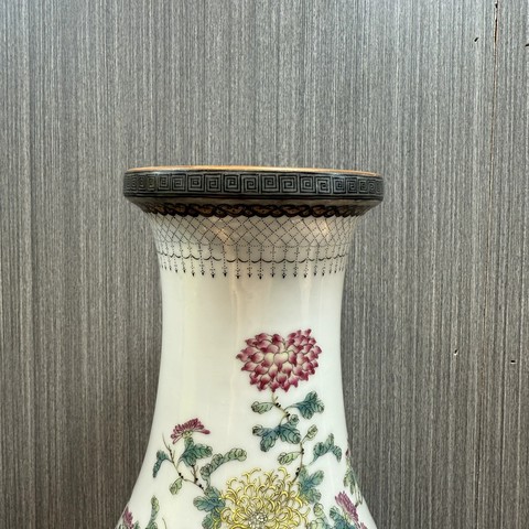 古玩陶瓷粉彩洞石花卉紋琵琶尊真品鑒賞圖