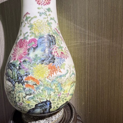 古玩陶瓷粉彩洞石花卉紋琵琶尊真品鑒賞圖