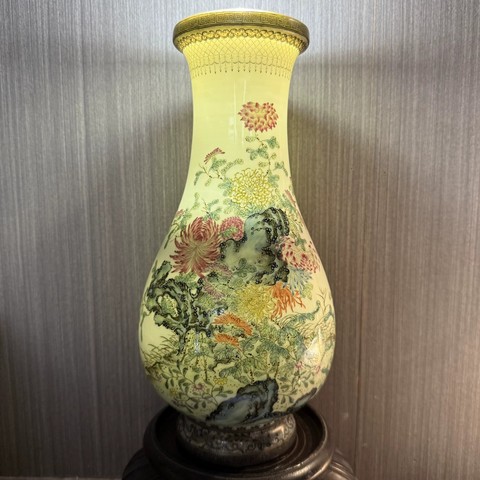 古玩陶瓷粉彩洞石花卉紋琵琶尊真品鑒賞圖