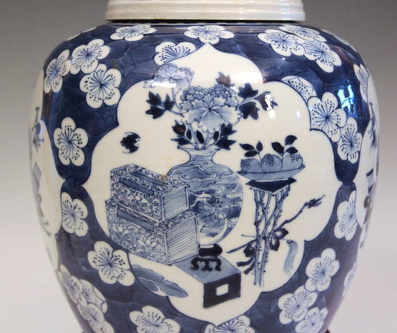 古玩陶瓷青花留白冰梅紋開光博古圖罐真品鑒賞圖